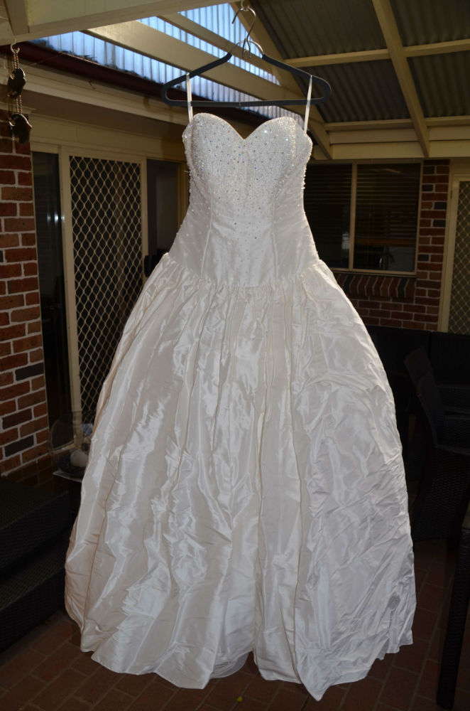 Peretti bridal design Italian silk gown – Size 10