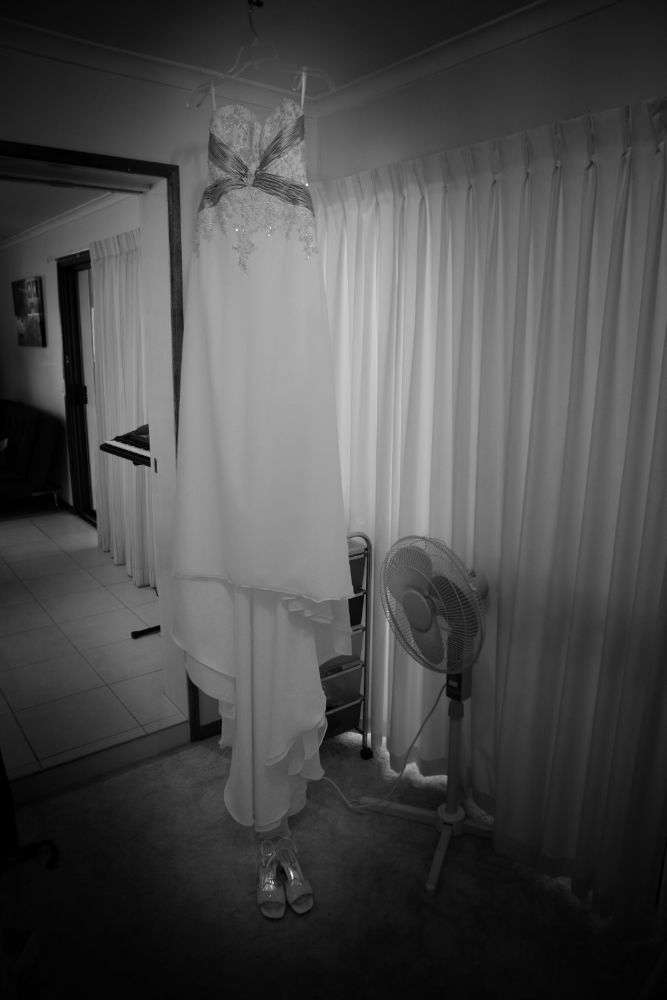 Strapless Ivory Wedding Dress Size 6 Stunning Beaded bodice + Ivory Veil