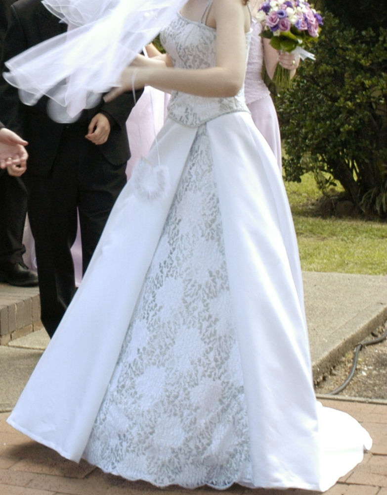 Gorgeous White and Silver Wedding dress size 8-10, worn once.