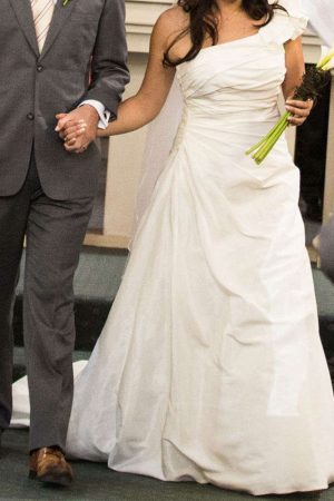 Figure flattering one shoulder A Line ivory gown bought in the US