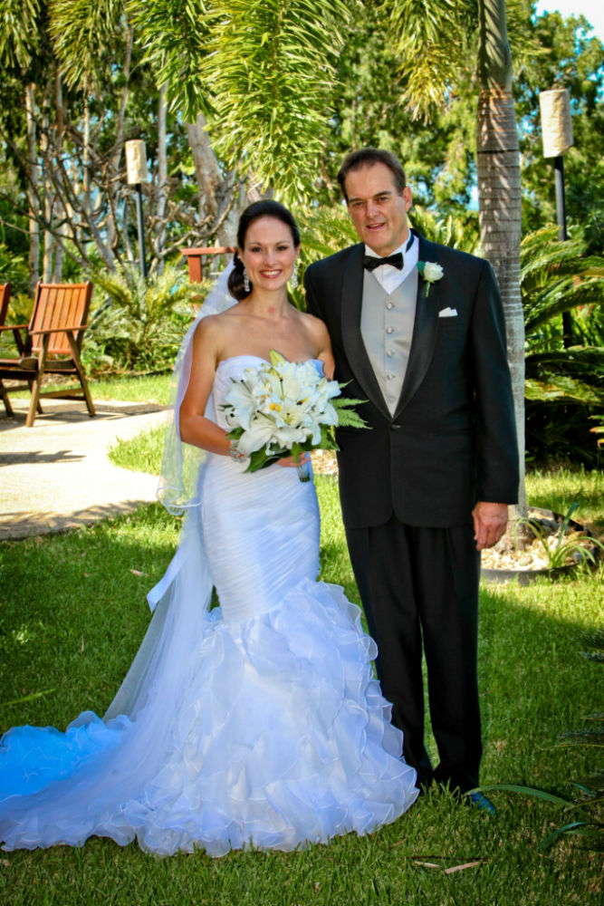 Beautiful fitted wedding dress – Hob Nob Bridal