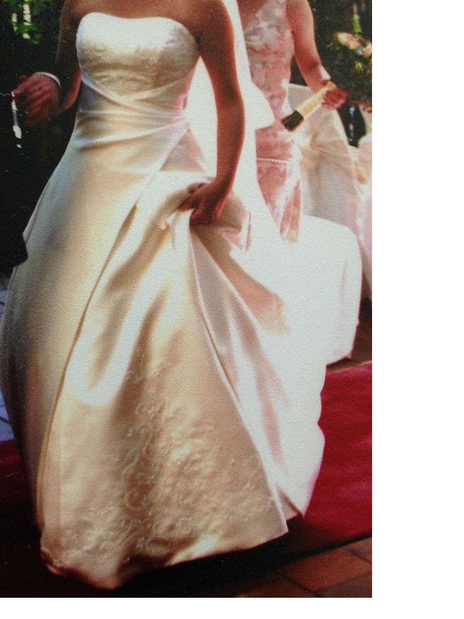 Ivory lace-up Wedding Dress(Size 8-10)/with veil